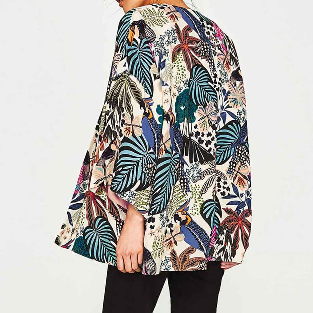 Une fille porte une veste kimono japon femme fleurie. Kimono femme motif jungle. Veste haori de kimono plage