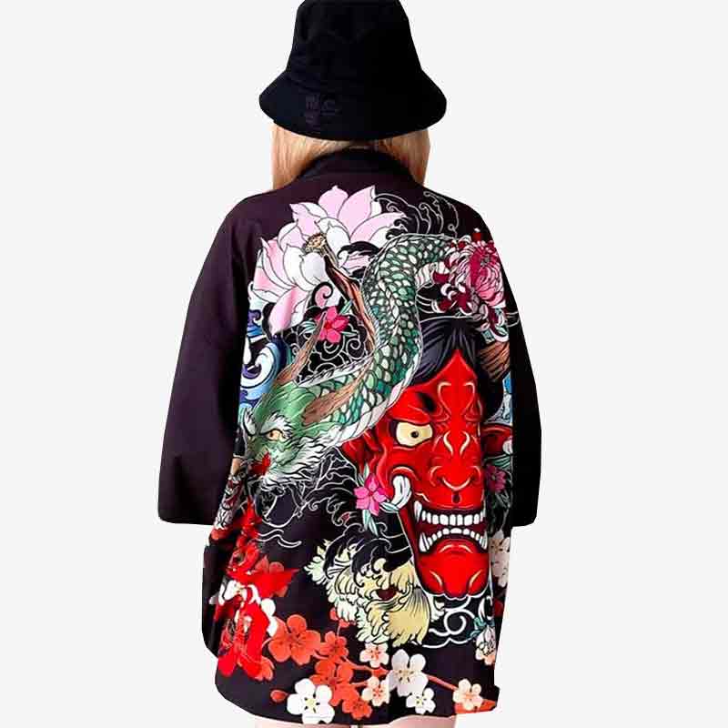 Une fille porte un e veste kimono japonais avec un motif de dragon et de démon oni rouge