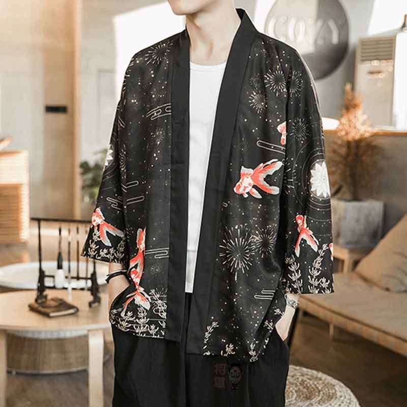 Un homme est habillé avec un haori veste kimono au motif de poisson (carpe koi)